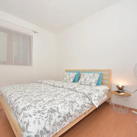 Apartment Seafront Escape - Happy Šibuljina