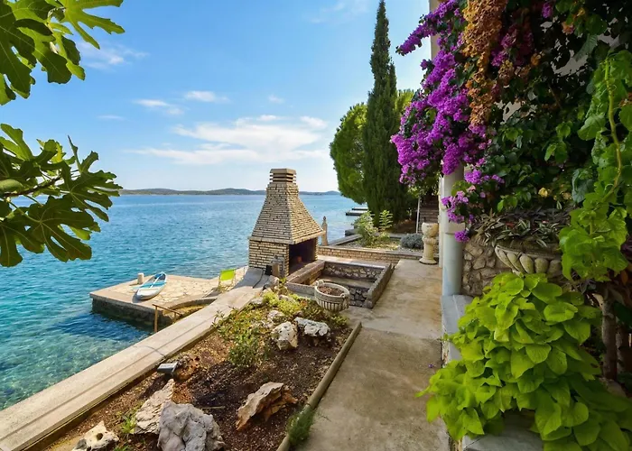 Seafront Escape - Happy *