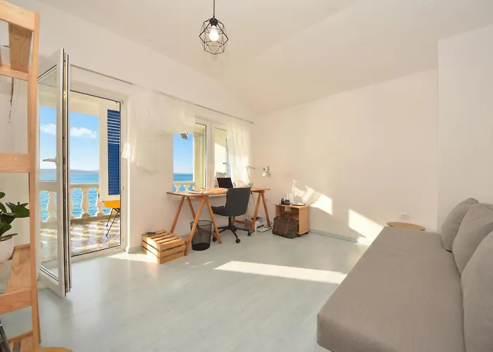 Seafront Escape - Happy Šibuljina