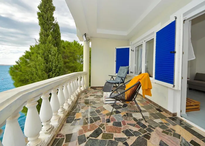 Apartment Seafront Escape - Happy *