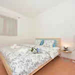Apartment Seafront Escape - Happy *