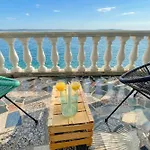 Apartment Seafront Escape - Happy Sibuljina