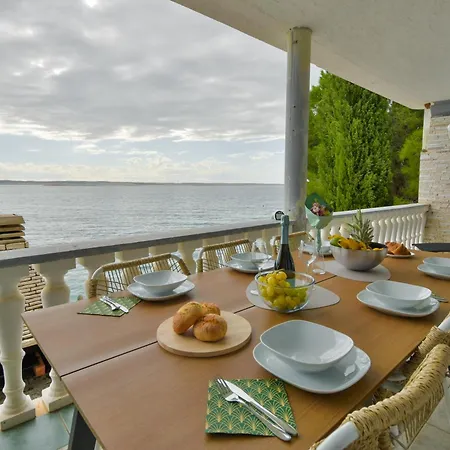 Seafront Escape - Happy * Šibuljina