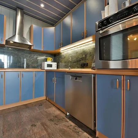 Seafront Escape - 4Br Beachfront Villa For 8 Feriehus