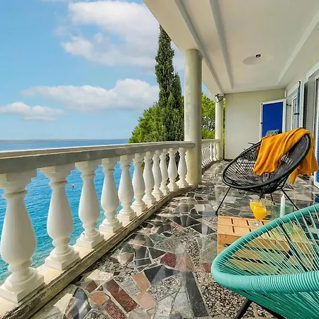 Seafront Escape - Happy *