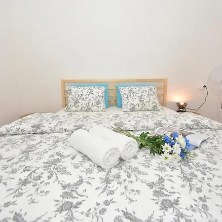 Seafront Escape - Happy * Šibuljina