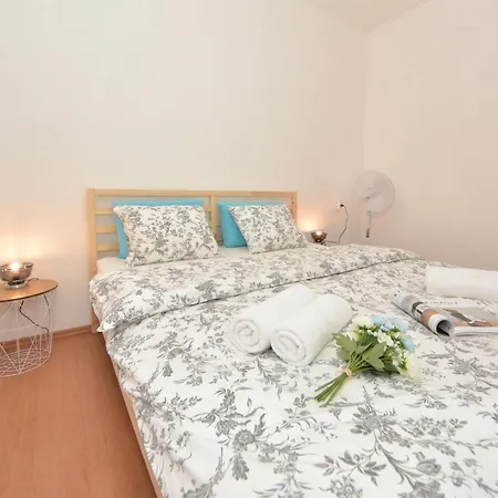 Seafront Escape - 4Br Beachfront Villa For 8