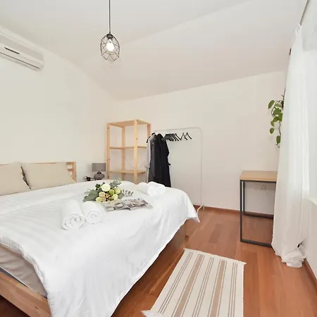 Seafront Escape - 4Br Beachfront Villa For 8