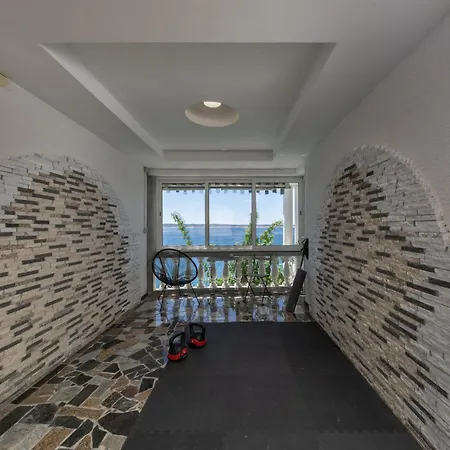 Seafront Escape - 4Br Beachfront Villa For 8