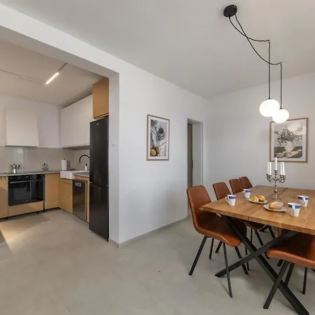 Seafront Escape - 4Br Beachfront Villa For 8
