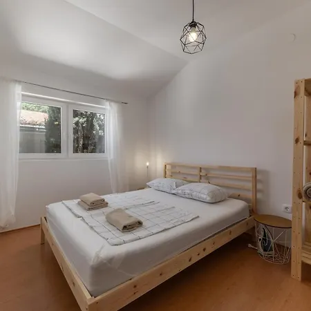 Seafront Escape - 4Br Beachfront Villa For 8 Feriehus