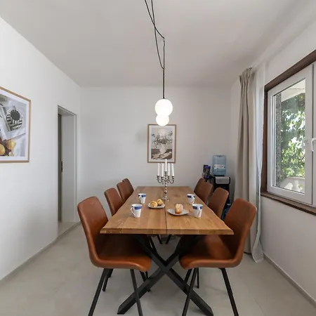 Feriehus Seafront Escape - 4Br Beachfront Villa For 8