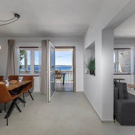 Seafront Escape - 4Br Beachfront Villa For 8 Feriehus *