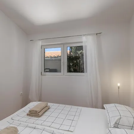 Seafront Escape - 4Br Beachfront Villa For 8 *