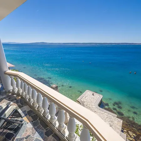 Seafront Escape - 4Br Beachfront Villa For 8