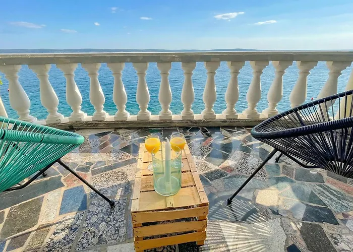 Seafront Escape - Happy *