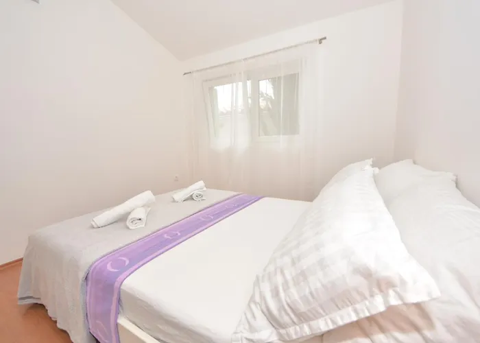 Seafront Escape - Happy * Sibuljina